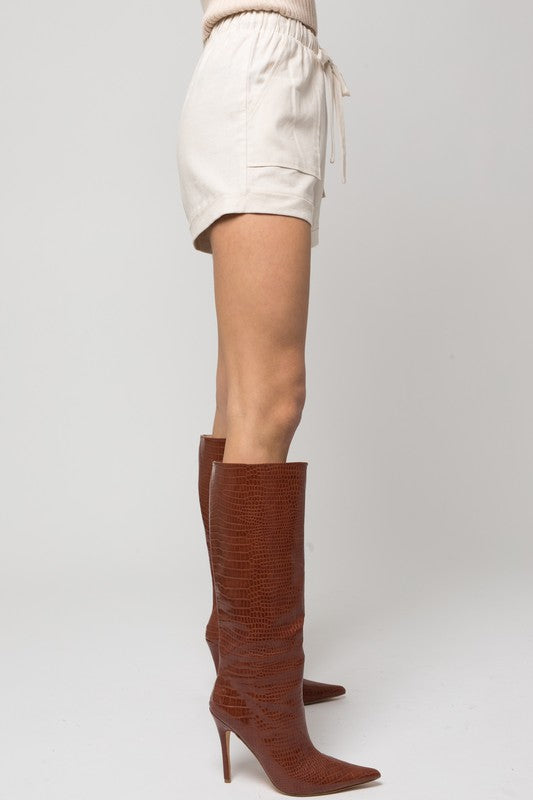 White Roll Up Casual Shorts with Pockets and Tie