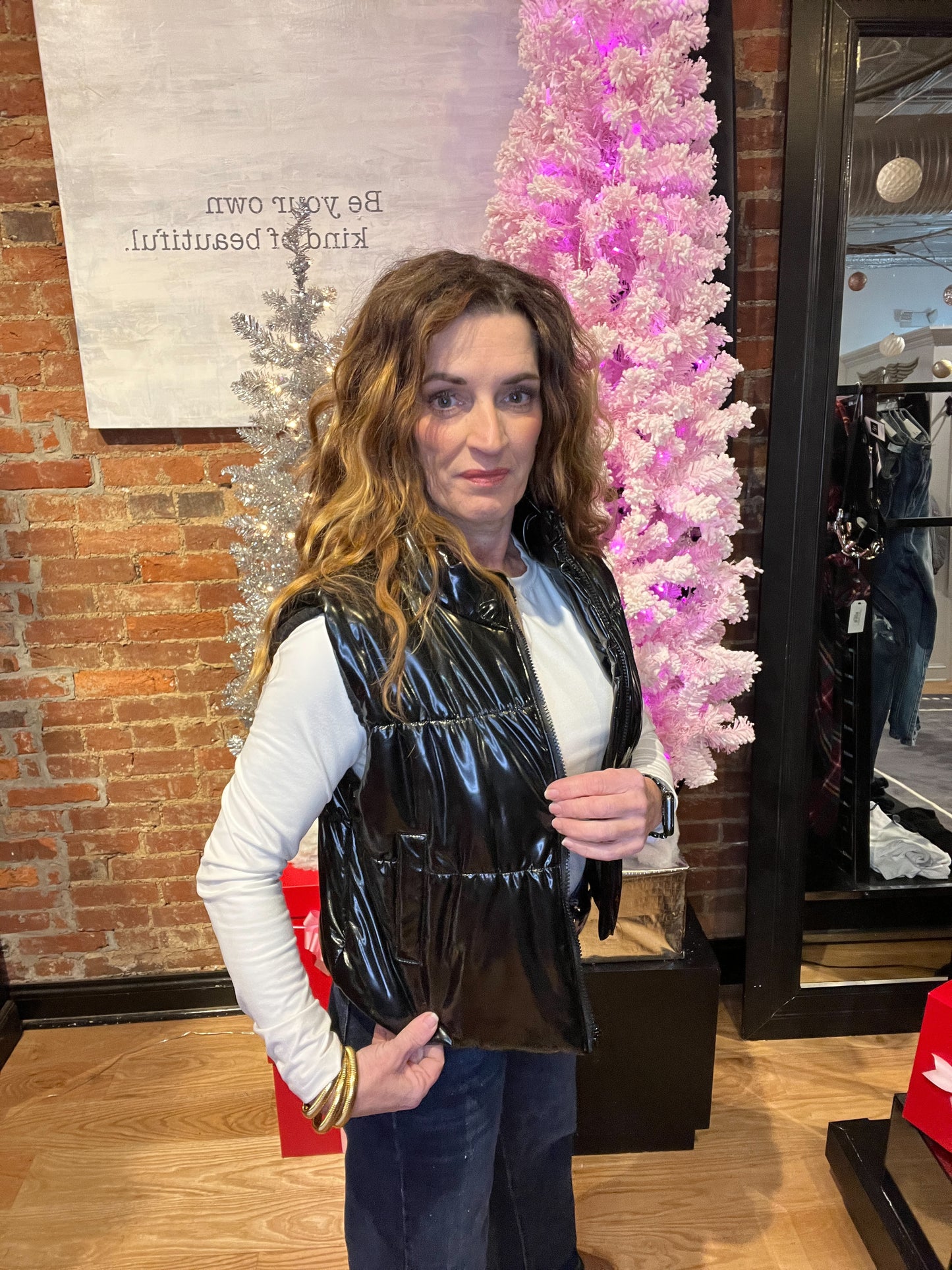 Gilet imbottito corto in tonalità lucida