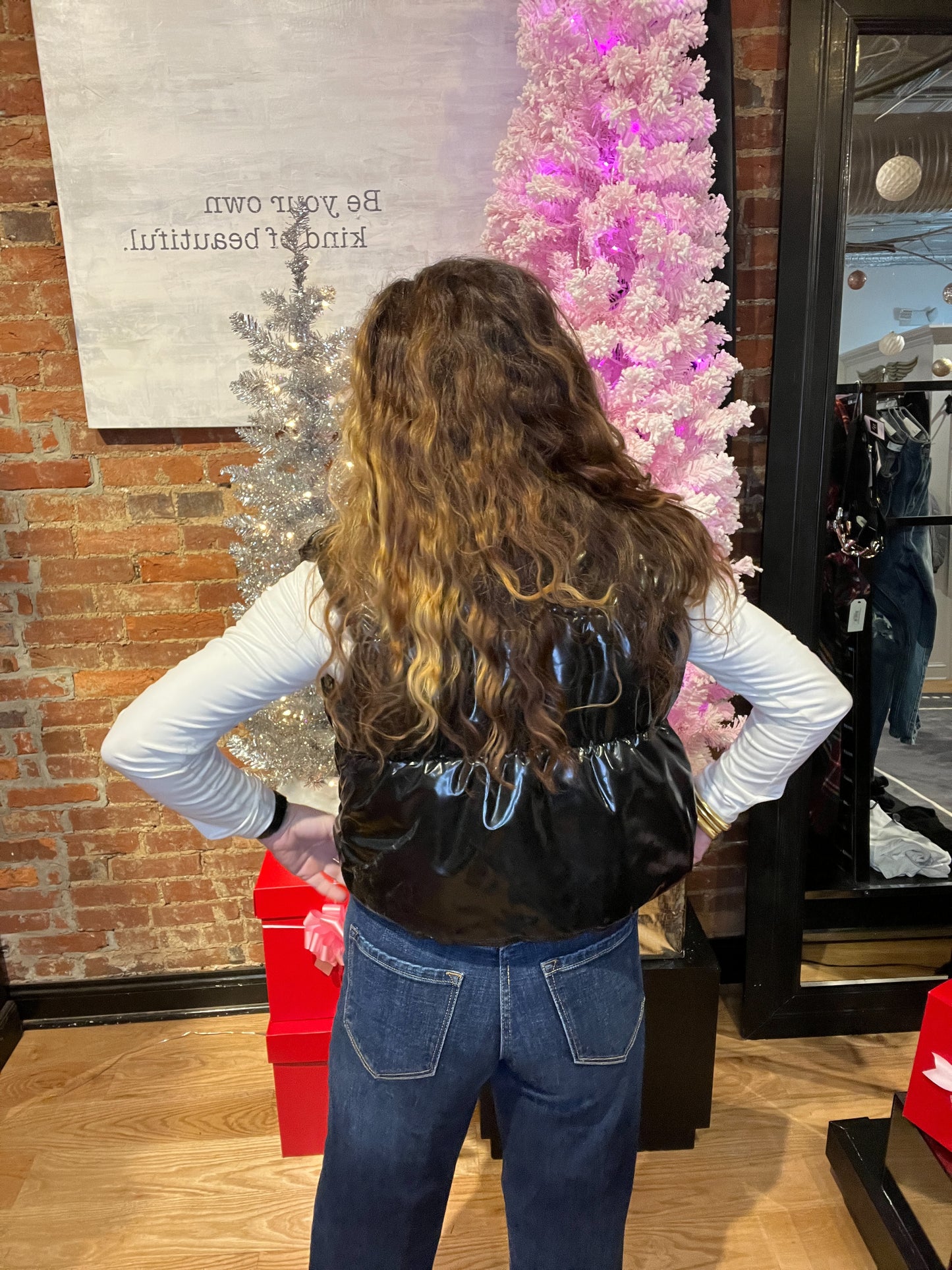 Gilet imbottito corto in tonalità lucida