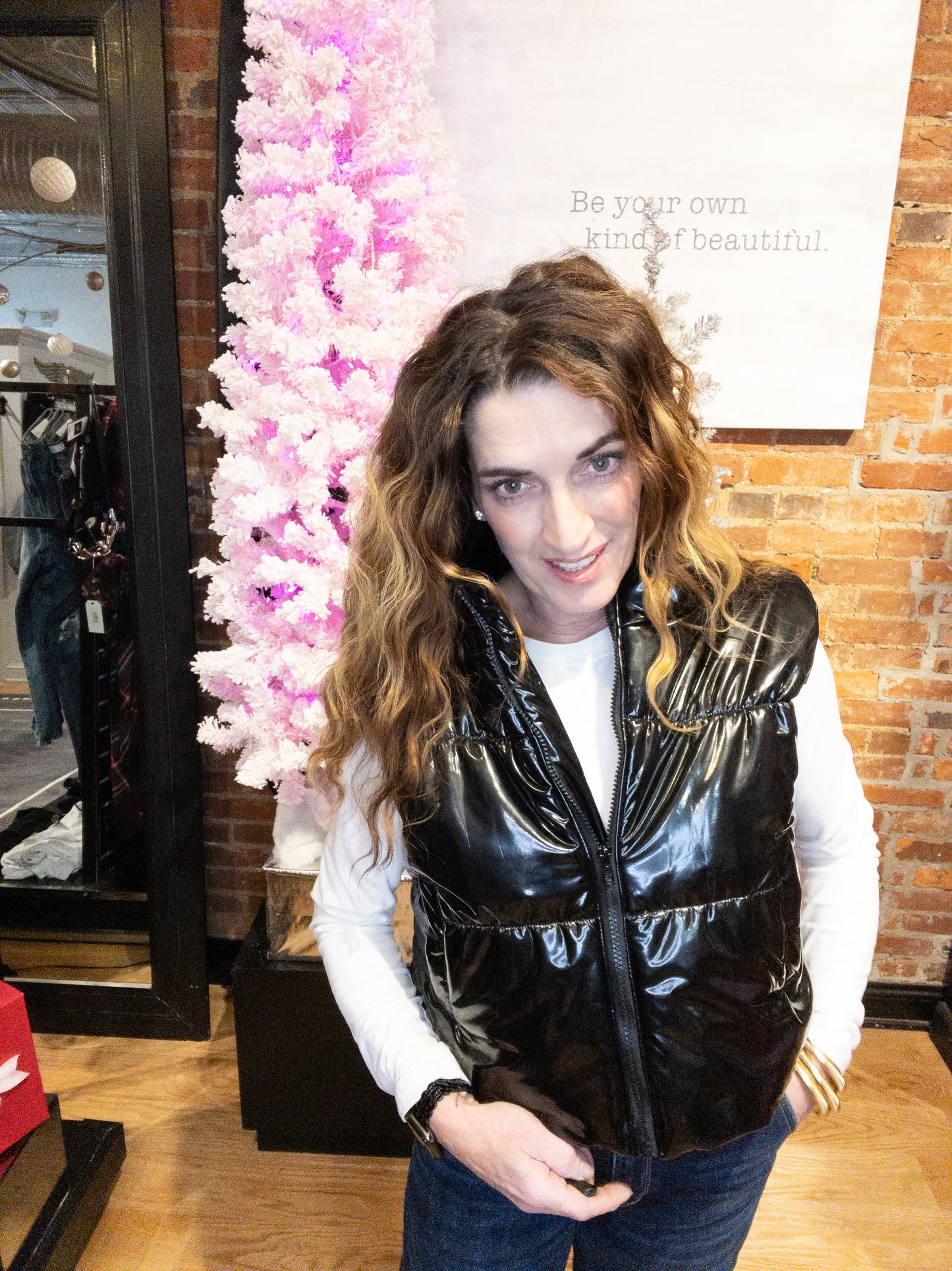 Gilet imbottito corto in tonalità lucida