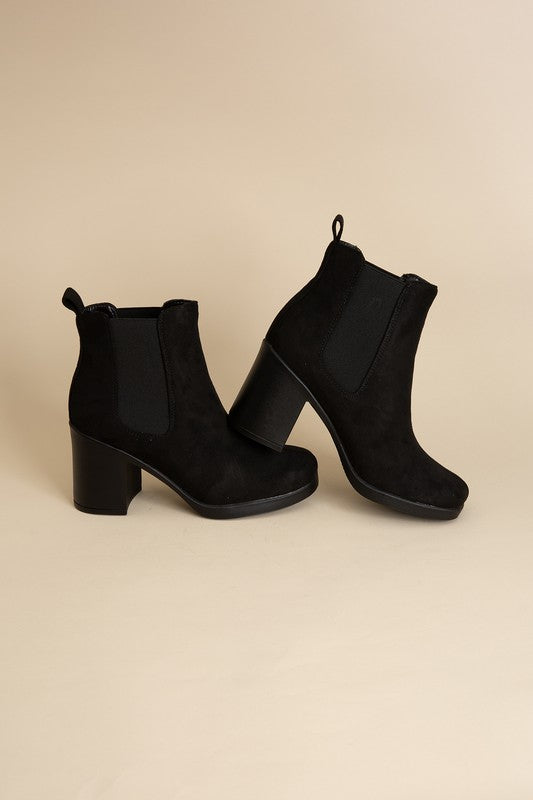Black Arbor Boots Closed Toe Rounded with Block Heel Synthetic Material